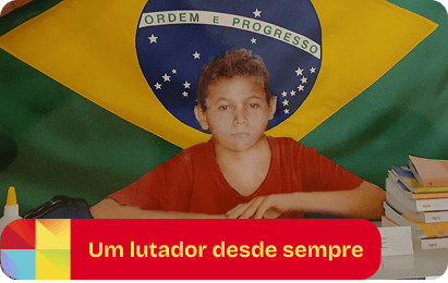 Mauro Eduardo criança, sentado diante de uma bandeira do Brasil. Legenda: Um lutador desde sempre