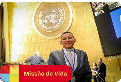 Mauro Eduardo na sede da ONU. Legenda: Missão de Vida