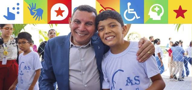 Mauro Eduardo abraçado a um adolescente durante um evento da campanha